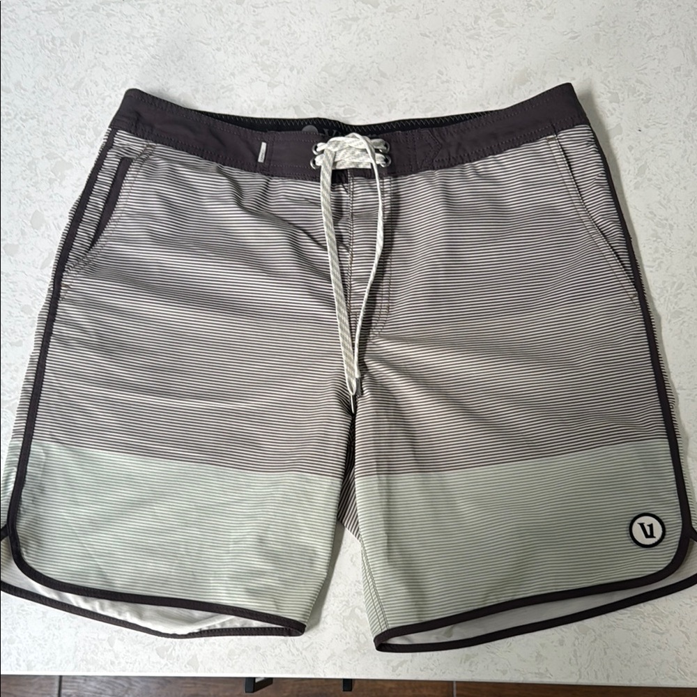 Vuori Men's Cruise Striped Board Shorts size 33